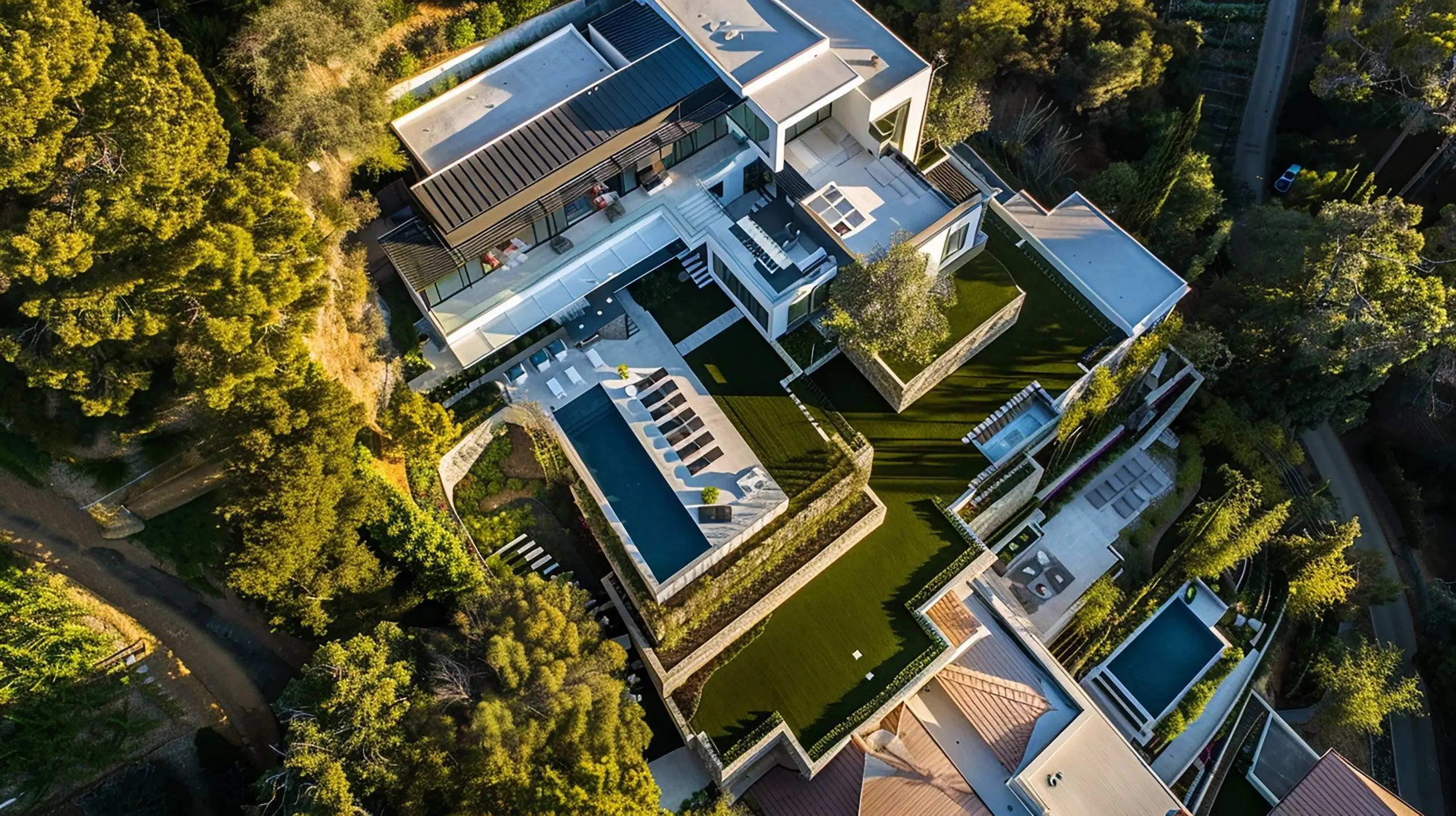 Casa minimalista moderna con ventanas de cristal y jardín paisajístico.