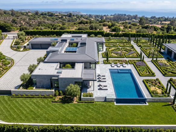 Vista aérea de una residencia de lujo moderna con piscina, jardines formales y vista al mar, diseño exclusivo de RBA Residences en Zapopan.