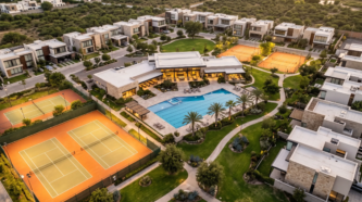 Vista aérea de club house residencial de lujo con gran alberca, múltiples canchas de tenis y áreas verdes paisajistas rodeadas de casas modernas, amenidades comunitarias de RBA Residences en Zapopan.